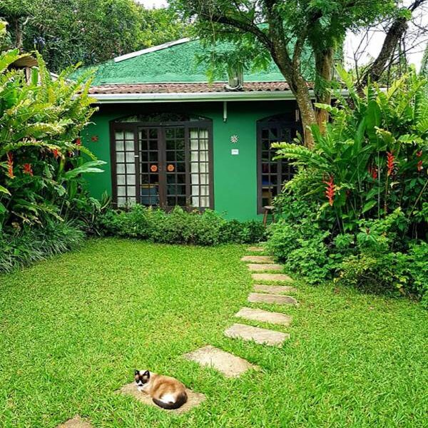 Construção verde cercada pelo jardim do Espaço Integração