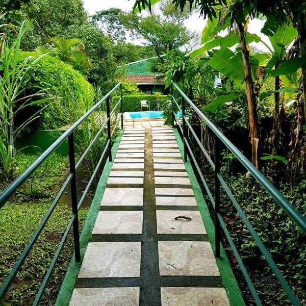 Passarela em meio ao jardim do Espaço Integração